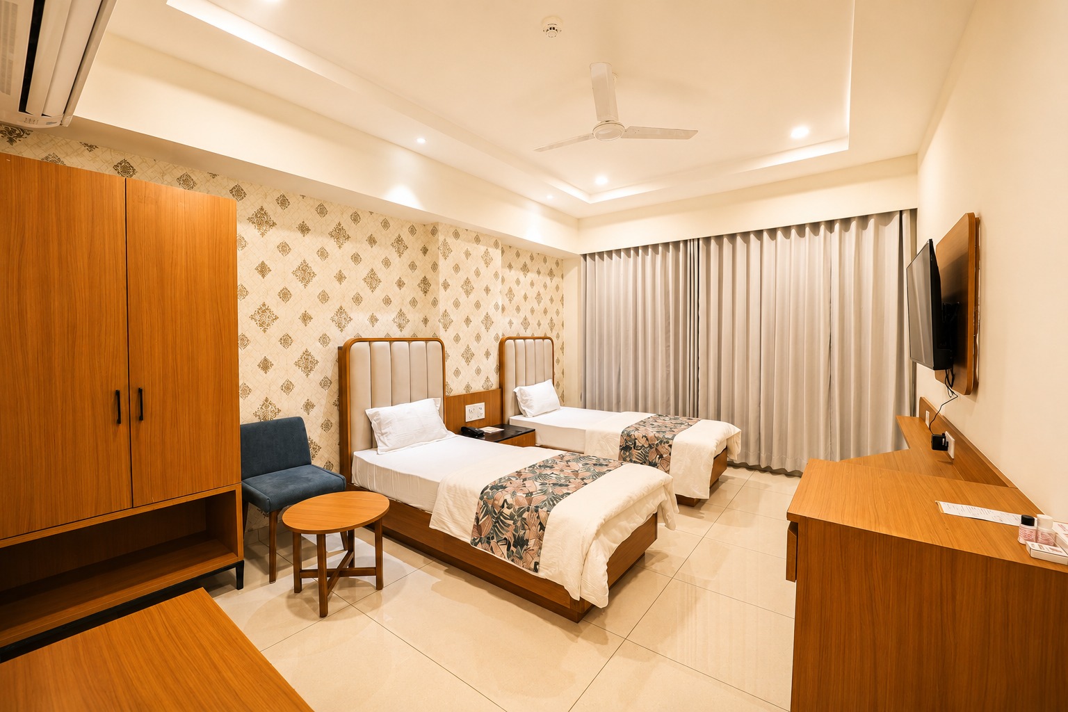Luxury hotel suite 6